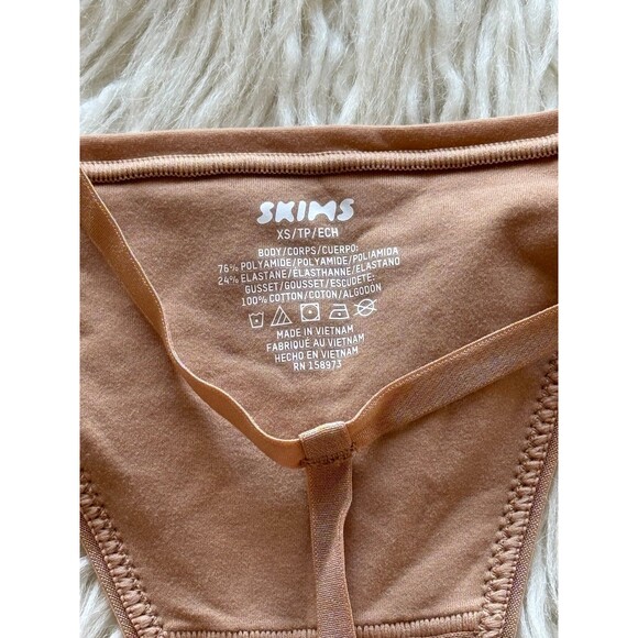 Skims Fits Everybody T-String Thong Ochre Size XS - Picture 6 of 7